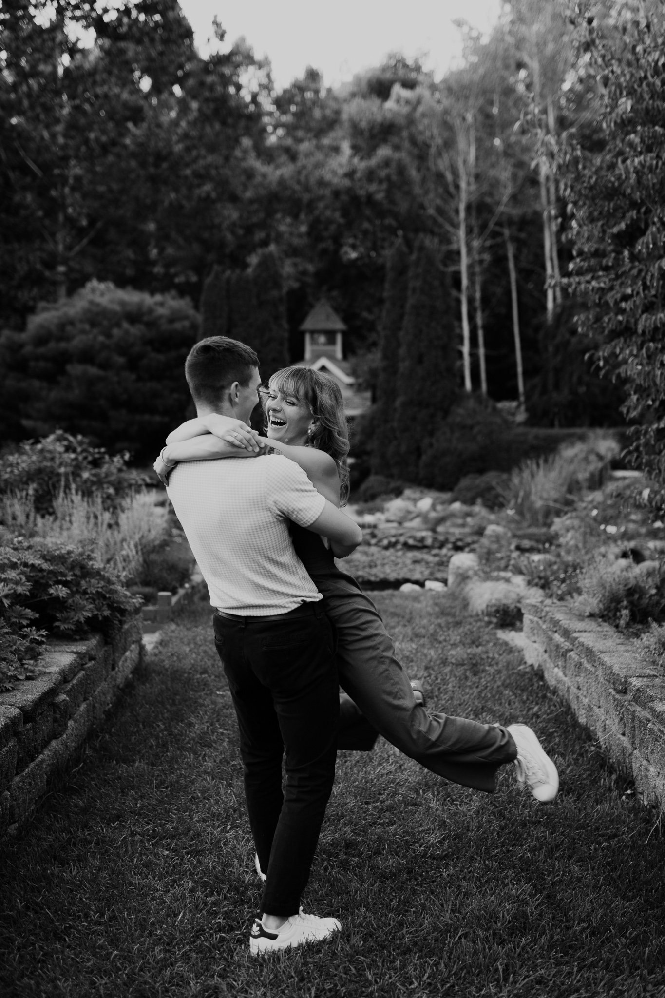 Defries Gardens Indiana couple photos || Dancing through the gardens