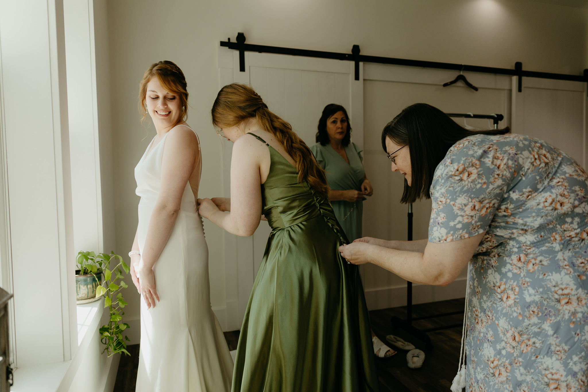 Intimate Outdoor Indiana Wedding // Getting Ready with the Girls