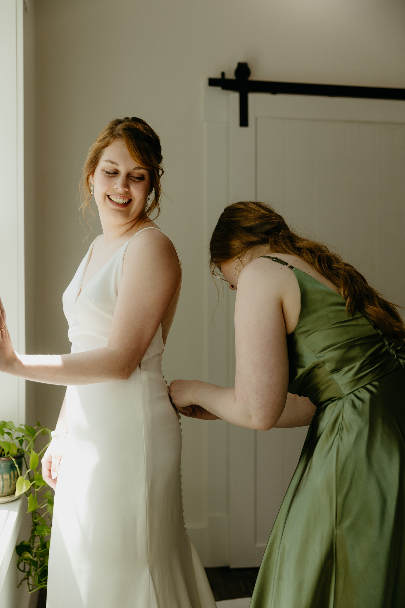 Intimate Outdoor Indiana Wedding // Getting Ready with the Girls