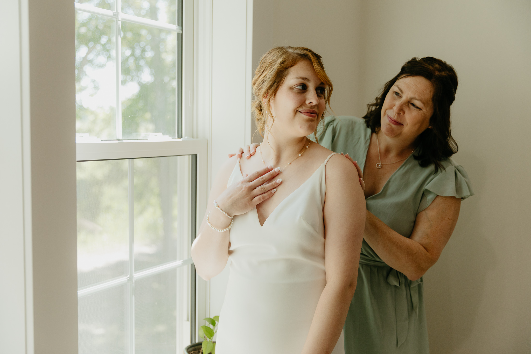 Intimate Indiana Outdoor Wedding // Getting Ready with the Girls
