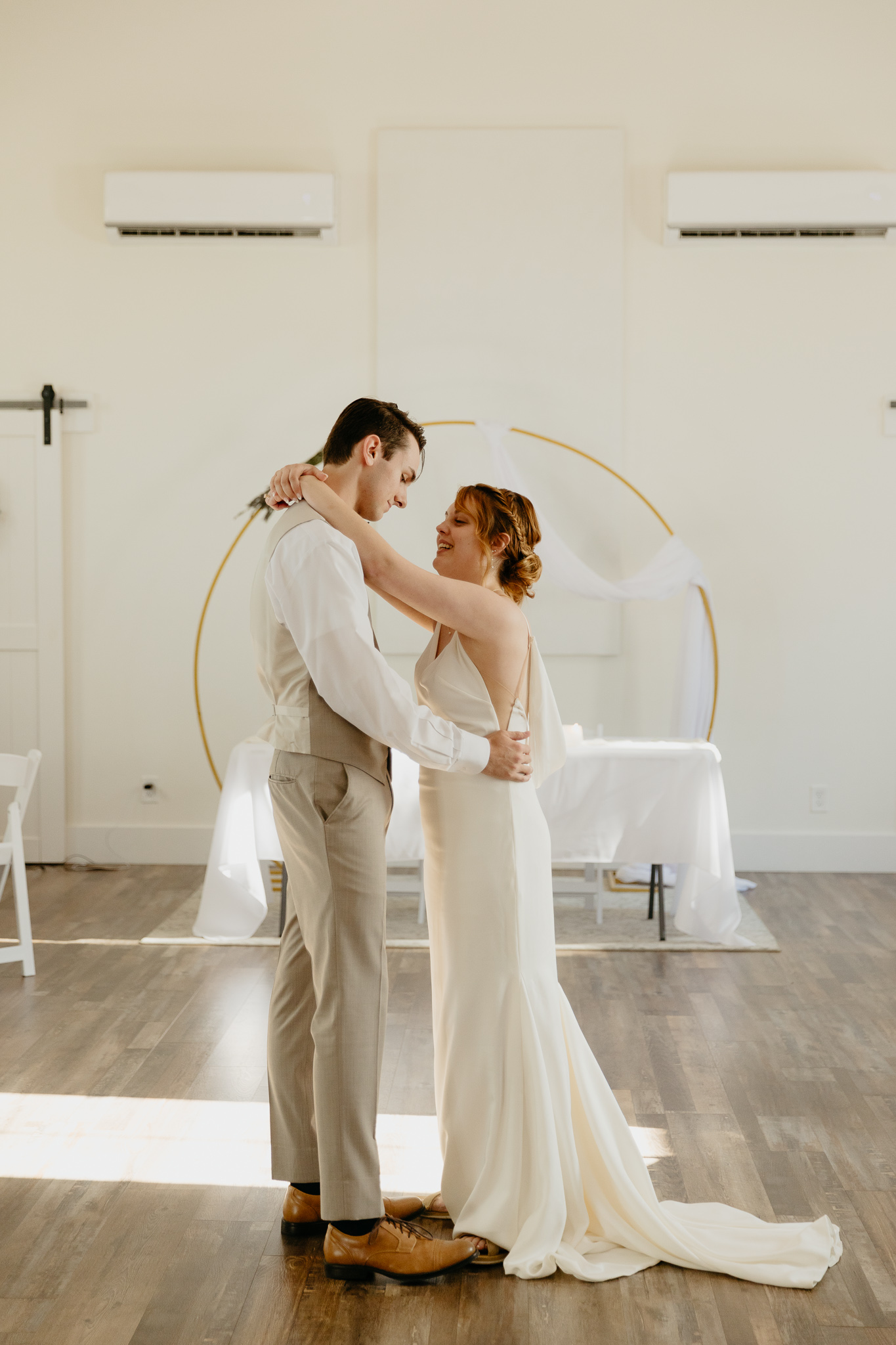 Intimate Indiana Outdoor Wedding // First Dance